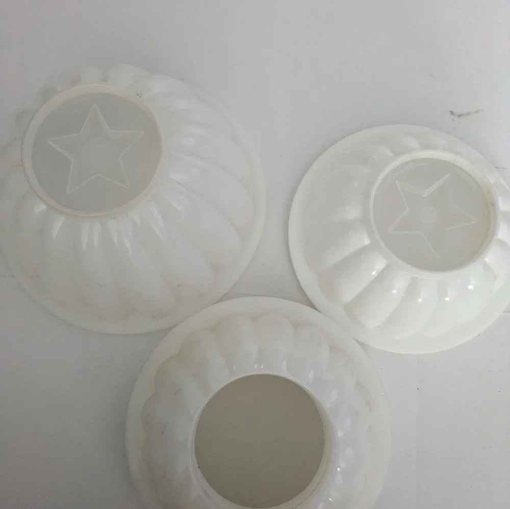 Tupperware Jello Molds, see pics on what's included. 5 pieces, no lids